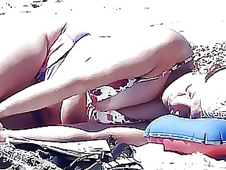 На пляже Поцелуи Мамаши Соски