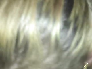 amateur badkamer zwart blond pijpbeurt detailopname grote pik cum
